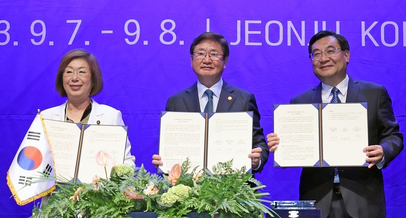 9月8日，在全罗北道全州市国立无形遗产院举办的第14次韩中日文化长官会议上，日本文部科学大臣永冈桂子（左）、韩国文化体育观光部长官朴普均（中间）、中国文化旅游部长胡和平，签署《全州宣言》后合影留念。图片来源：文化体育观光部