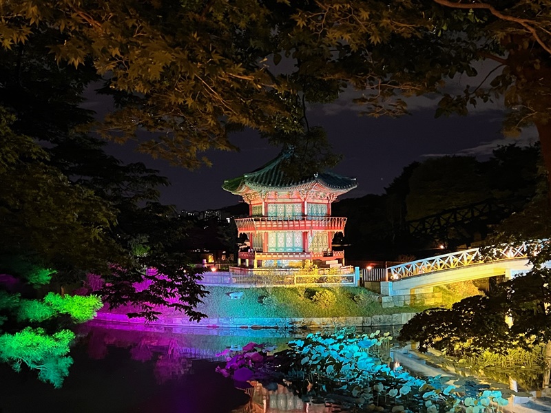 图为9月8日至10月8日，由韩国文化财厅宫陵遗迹本部与韩国文化财财团携手举办的景福宫夜间特别旅游项目“星光之旅”的最后一站，也是最具代表性的拍摄地点——香远亭的全景。韩宣网记者吴金花 摄