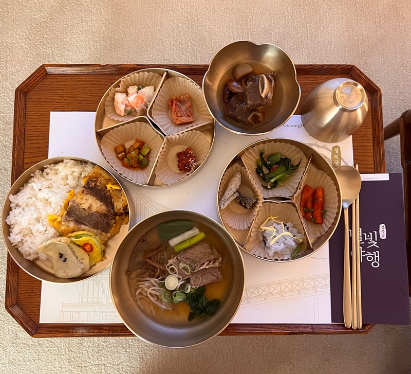 图为景福宫夜间特别旅游项目“星光之旅”中，供游客体验的“御膳桌便当”。韩宣网记者Hong Angie　摄 style=