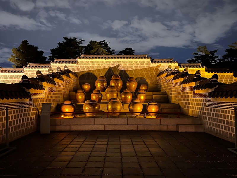 图为景福宫夜间特别旅游项目“星光之旅”路线之一的“酱库”内部一景。除了举办特别活动之外，酱库平时不对外开放。韩宣网记者吴金花 摄