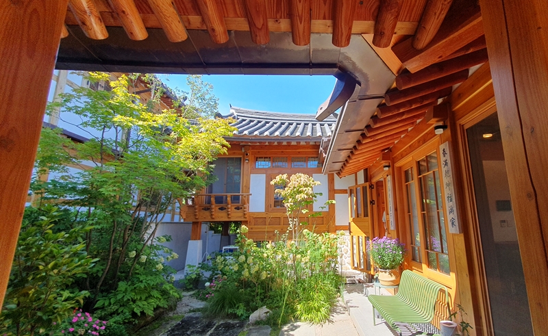 9月24日，韩宣网记者走访的首尔恩平韩屋村“曙熙斋”是规模最小，但居住功能最为齐全的一所韩屋。这里不仅体现了传统韩屋的风格和美丽，其构造、细节和装饰都十分合理，适合人们居住。在2021年，曾评选为第六届“首尔优秀韩屋”。韩屋传统设计