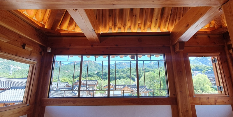 “Bzign韩屋”内部唯一允许拍摄的2楼窗户。窗外的风景仿佛是镶在画框里的风景画。韩宣网记者李璟美 摄