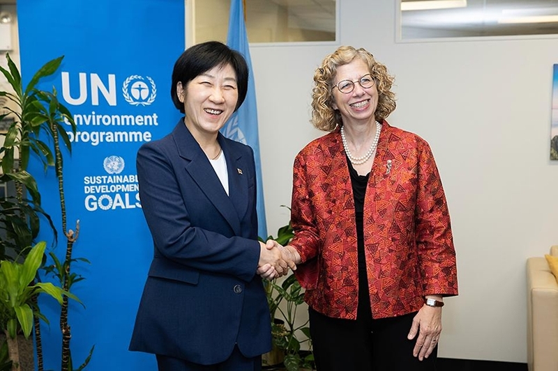 当地时间9月20日，在美国纽约联合国环境规划署（UNEP），韩国环境部长官韩和真（左）与联合国环境规划署执行主任英厄·安诺生合影留念。图片来源：环境部