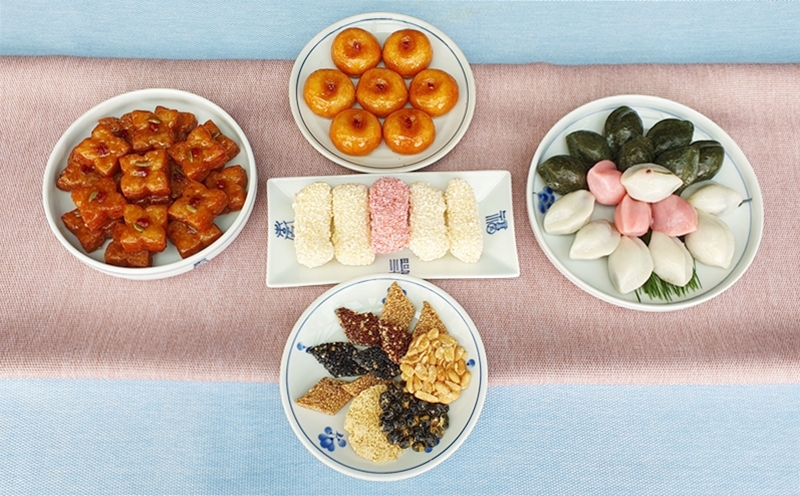 韩国传统中秋茶点。左起顺时针方向依次为方形油蜜果、开城式糯米甜油糕、松糕、江米块。中间为油果。韩宣网记者李璟美 摄