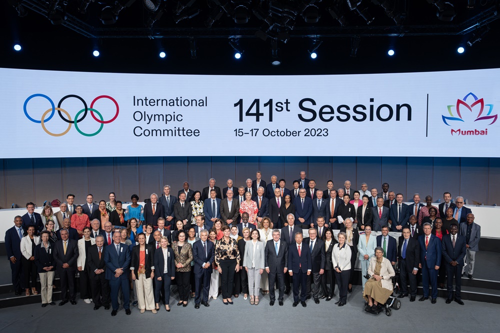 当地时间10月19日，在印度孟买吉奥世界中心举行的国际奥委会（IOC）第141次全会上，IOC委员们正在合影留念。图片来源：大韩体育会