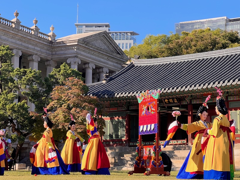 10月20日，在首尔中区德寿宫静观轩举办的“大韩帝国外国公使觐见礼”第二部宴会活动上，演员们正在为观众表演韩国传统舞蹈——抛球乐舞。韩宣网记者吴金花 摄