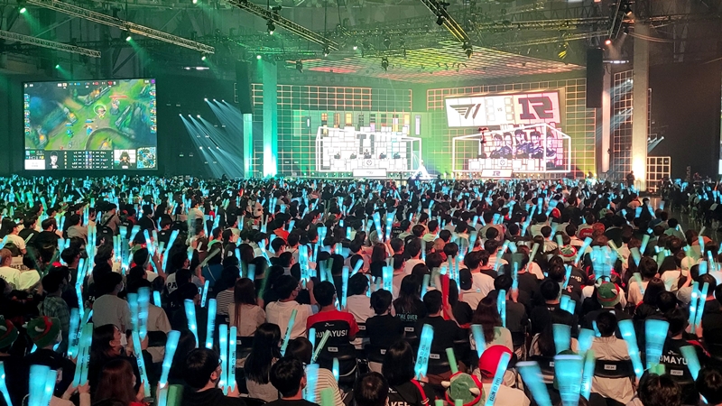 去年5月29日，在釜山海云台区会展中心（BEXCO）举办的2022英雄联盟韩国釜山季中冠军赛中，现场有4000多名观众正在观看比赛。图片来源：韩联社