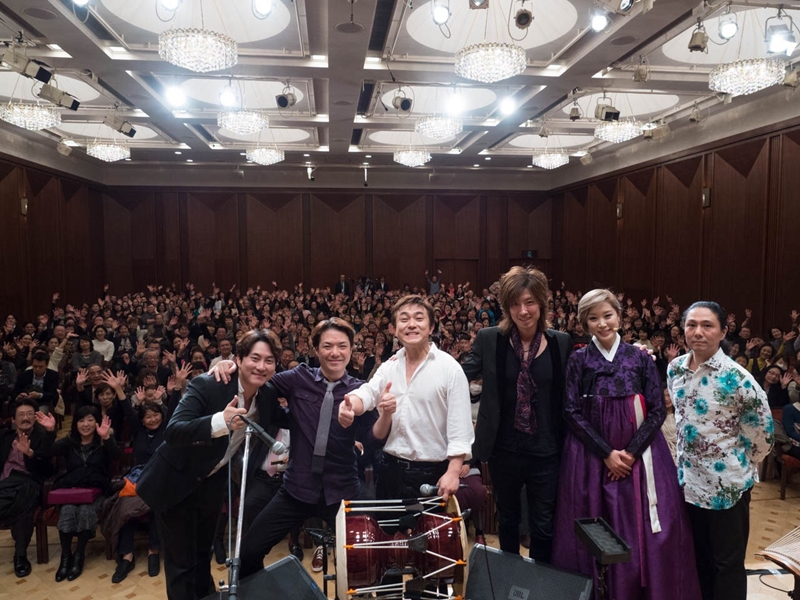 2015年12月2日，在东京举办的“新韩乐×Trisonique“演出结束后，参加此次演出的表演成员们合影留念。图片来源：闵荣治