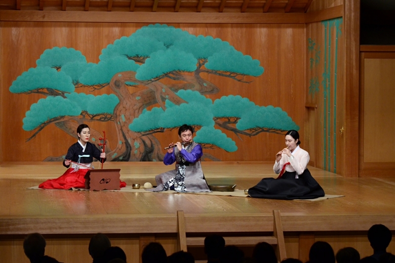 2019年4月20日，在日本东京涩谷区的国立能乐堂举行的《望恨歌》演出中，闵荣治正在演奏大笒。图片来源：闵荣治