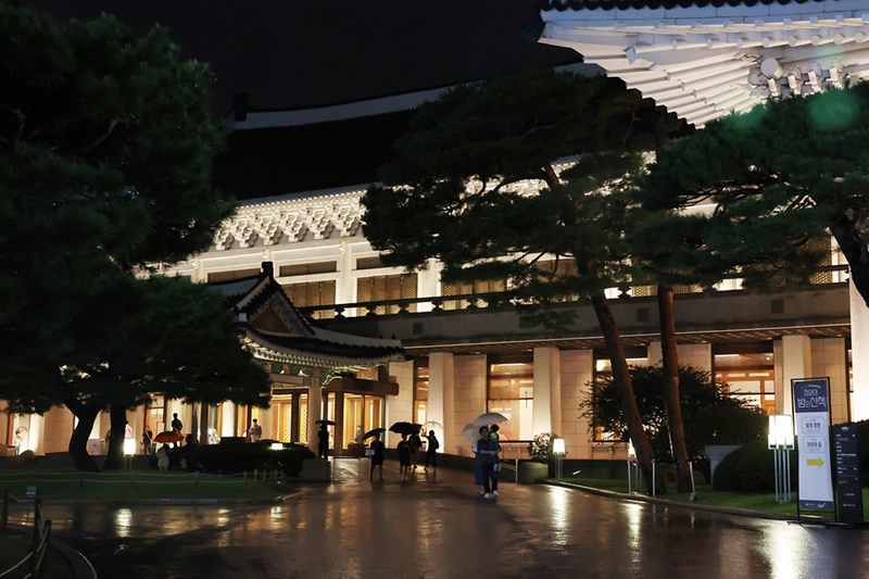 图为9月13日，在首尔钟路区青瓦台，来访“2023青瓦台夜间漫步”下半年活动的访客们正在参观青瓦台。图片来源：文化体育观光部