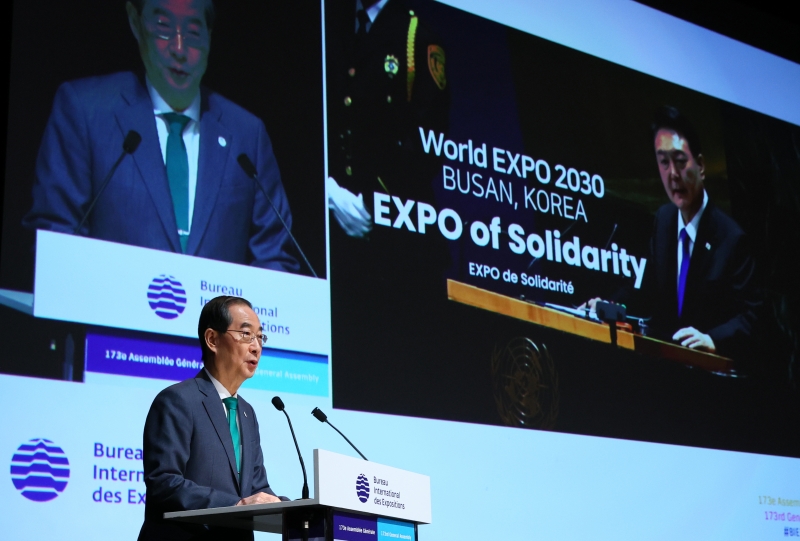 当地时间11月28日，韩国国务总理韩德洙在法国巴黎举行的国际展览局（BIE）第173次全体大会上，正在进行申办2030世界博览会的最终陈述。图片来源：韩联社