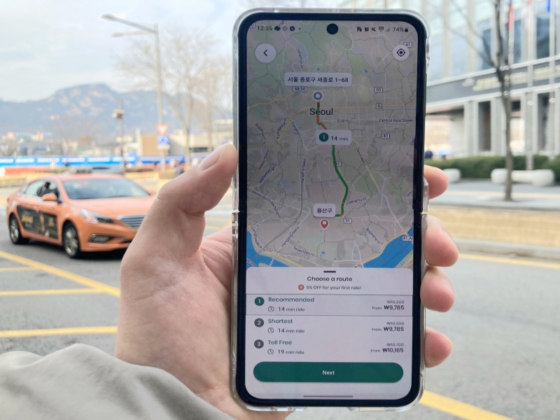 专门为外国游客打造的出租车叫车手机软件（App）“TABA”于本月1日正式上线。图为12月5日，在首尔钟路区，游客正在使用该软件呼叫出租车。韩宣网记者Cao Thi Ha 摄