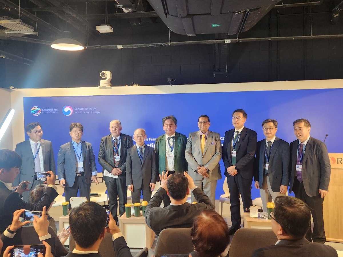 当地时间12月5日，为推广“无碳能源倡议”（CFE），在阿联酋迪拜举行的《联合国气候变化框架公约》第28次缔约方大会（COP28）圆桌会议上，与会者们一同合影留念。图片来源：产业通商资源部