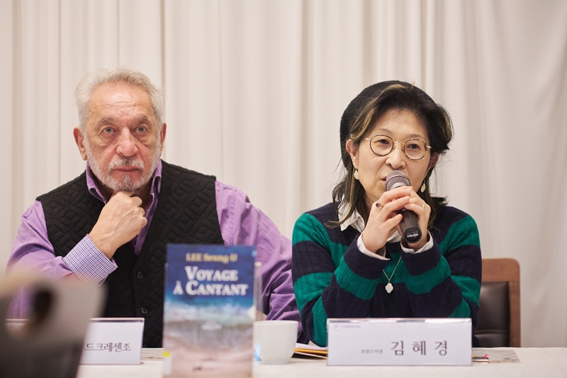 12月6日，在首尔钟路区举行的“2023韩国文学翻译奖”获得者记者见面会上，获奖翻译家金惠京（音）正在讲述自己的文学翻译工作。图片来源：韩国文学翻译院