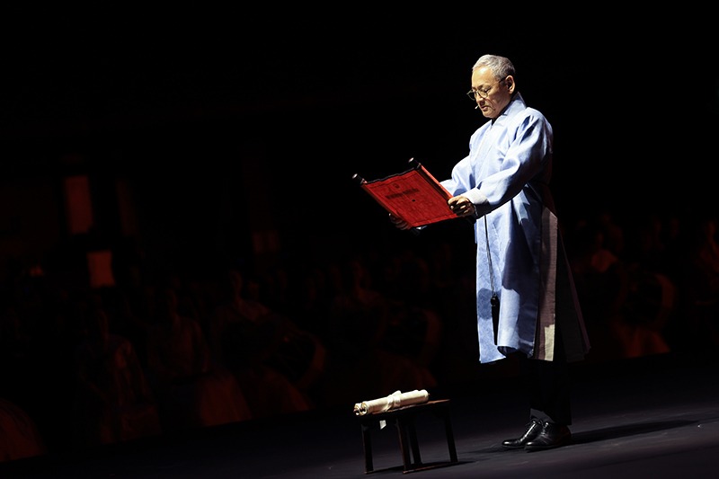 当地时间12月13日，在荷兰阿姆斯特丹AFAS Live音乐厅举办的“韩国传统音乐与舞蹈”活动上，柳仁村正在登台朗读贺文。大韩民国总统室申有憼 摄