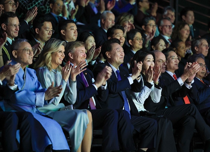 当地时间12月13日，在荷兰阿姆斯特丹AFAS Live音乐厅举办的国事访问答谢文化活动上，尹锡悦（左四）与金建希（左五）正在观看“韩国传统音乐与舞蹈”表演。大韩民国总统室申有憼 摄 