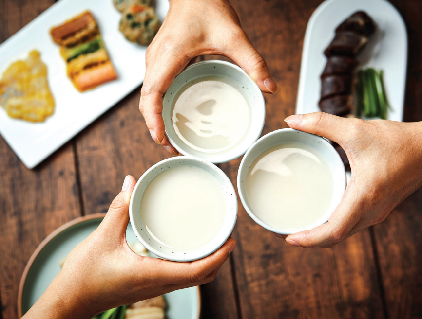 Jeonju Makgeolli Alleys are famous for the rich table setting, which allows visitors to experience the tastes of Jeonju and feel the warmth of Koreans.