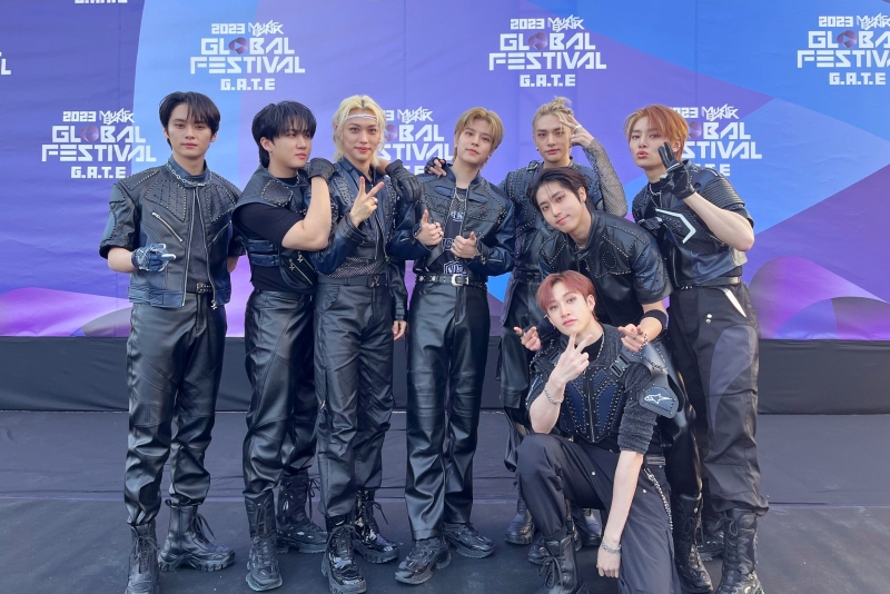 当地时间明年1月26日，BLACKPINK成员LISA和Stray Kids将出席在法国巴黎雅高竞技场举行的“黄色碎片音乐会”。图为12月9日，Stray Kids参加在日本埼玉西武巨蛋举行的“2023音乐银行全球庆典”活动。图片来源：Stray Kids官方脸书