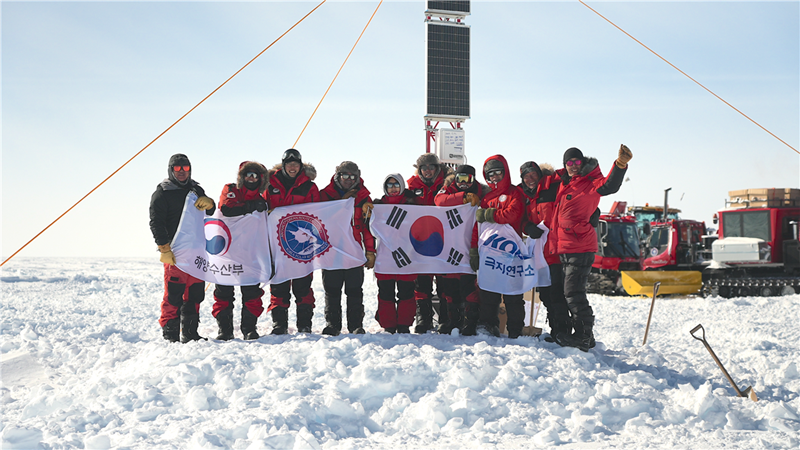 当地时间12月31日，韩国考察队顺利抵达南极内陆考察站候选地，并成功开辟出了韩国独有的南极内陆路线，为南极内陆进行的研究和传达物资等打下坚实基础。图为考察队抵达南极内陆考察站候选地后合影留念。极地研究所