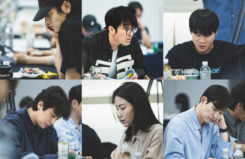 图为出演电影《战,乱》的演员们正在排练剧本。图片来源：奈飞