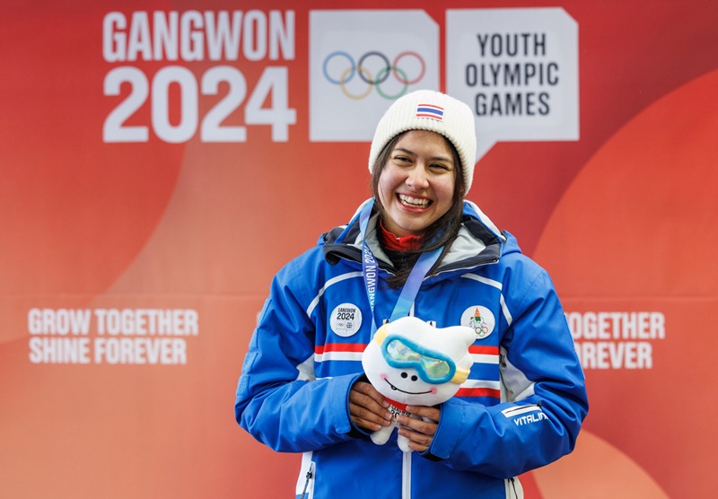1月22日，在江原道平昌阿尔卑西亚滑行中心举行的女子单人雪橇决赛中，来自泰国的有舵雪橇选手艾格尼丝·坎佩尔获得泰国首枚冬奥会银牌。图为坎佩尔获得奖牌后，对着镜头展露微笑。图片来源：国际奥委会 