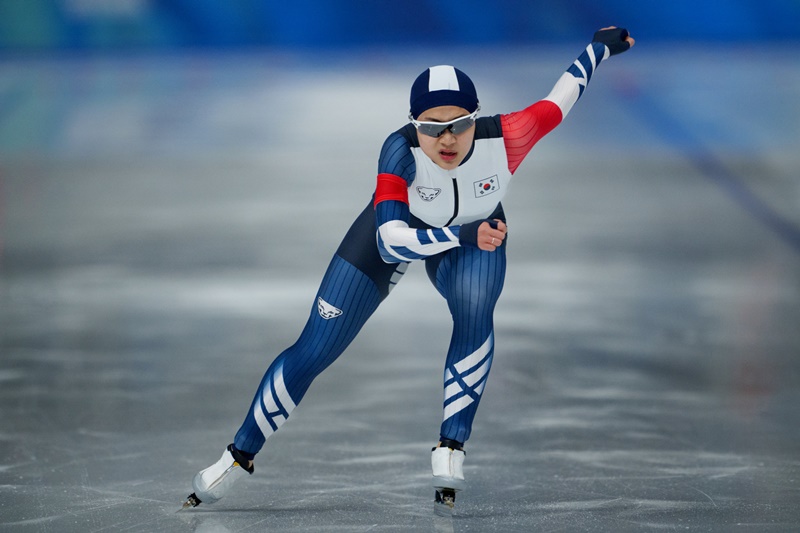 1月22日，位于江原道江陵的江陵速滑馆举办的2024年江原冬青奥会速度滑冰女子500米比赛中，韩国选手郑希丹以39秒64获得银牌。图为正在进行比赛的郑希丹。图片来源：国际奥委会