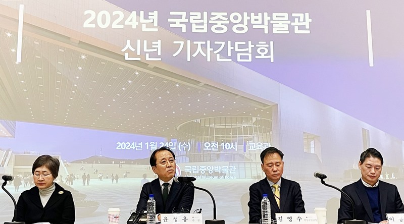 1月24日，在首尔龙山区国立中央博物馆举行的2024年新年记者招待会上，韩国国立中央博物馆长尹成龙（右二）发表了今年博物馆的主要业务计划。韩宣网记者徐爱英 摄