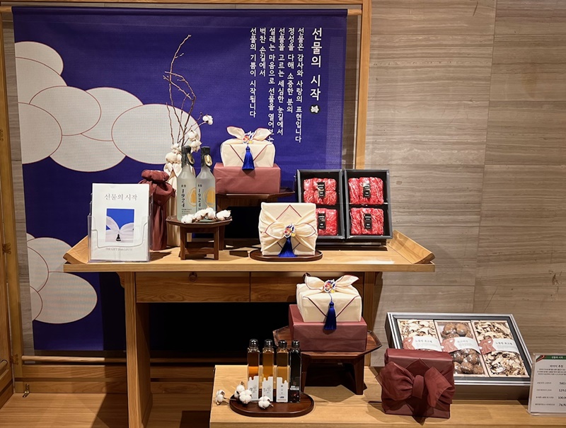 迎接农历新年，各大百货商场和大型超市等出现了专门的新春礼物销售区。图为在首尔中区乐天百货总店地下一层装潢的新春礼物套装展览区。韩宣网记者吴金花 摄