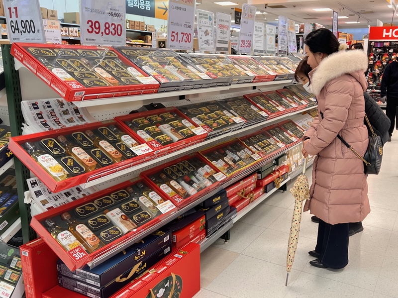 农历新年连假即将来临的2月5日，在首尔的一家大型超市，市民正在挑选农历新年礼物。韩宣网记者吴金花 摄