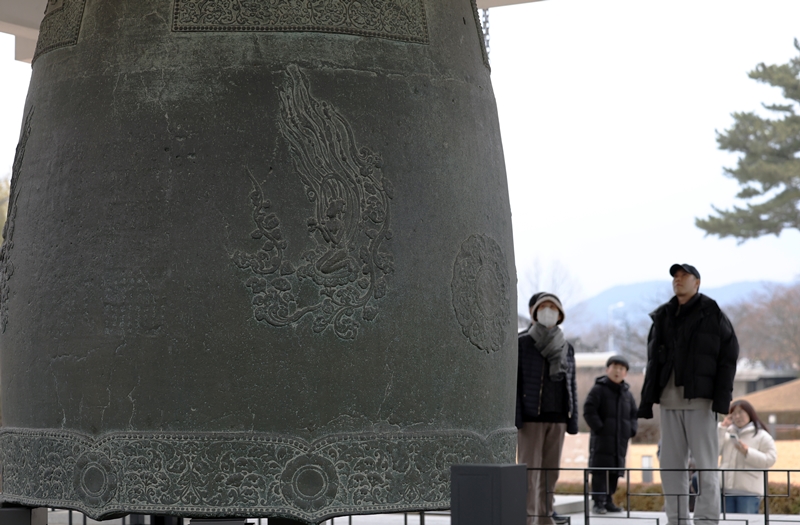 图为“圣德大王神钟”上刻画的“飞天像”。有传说，在制作“圣德大王神钟”时，将孩童一起刻到钟里，但后来用科学方法分析了所使用到的材料才发现，这一说法并不属实。这一传说也说明了出当时制作这座钟的过程艰辛而不易。韩宣网记者李俊英 摄