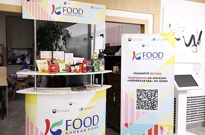 2月20日，韩国农林畜产食品部发布旨在将K-Food+培养成引领全球市场出口战略产业的《K-Food+出口创新战略》。图为去年11月，在驻俄罗斯韩国文化院举行的辛奇庆典上，所设的韩餐宣传展台。图片来源：驻俄罗斯韩国文化院