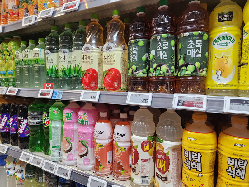 随着队韩国饮料的需求不断增加，去年韩国饮料出口额创历史新高。图为，在首尔钟路区的一家韩国大型综合超市 Homeplus Express光化门店陈列的饮料。韩宣网记者Hong Angie