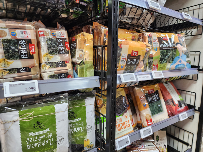 1~2月的韩国紫菜出口额为1.4136亿美元，同比增长28.1%。 图为，陈列在首尔钟路区Homeplus Express光化门店的紫菜产品。韩宣网记者Hong Angie 