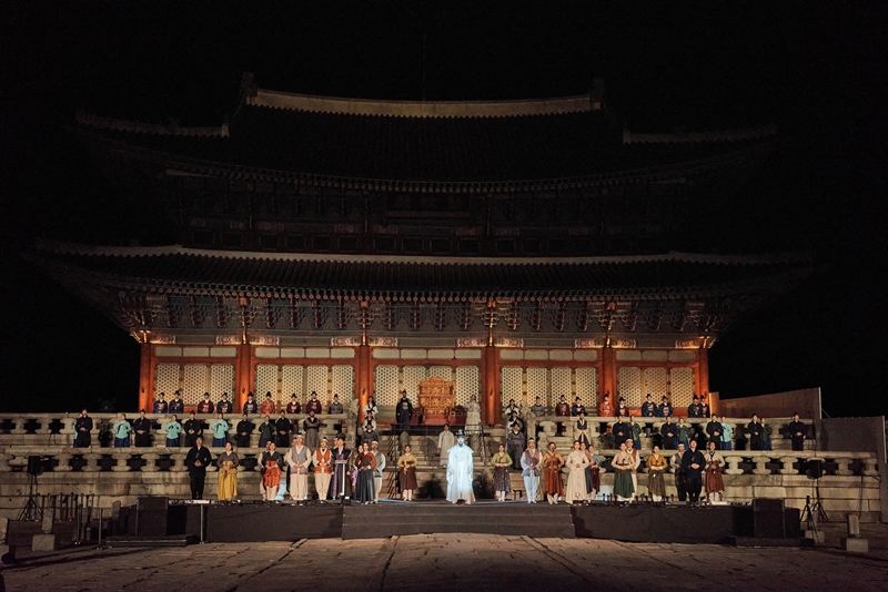 4月26日至5月5日，“2024春季宫廷文化庆典”将在首尔5大宫殿（景福宫、昌德宫、德寿宫、昌庆宫、庆熙宫）举行。图为去年春天举行宫廷文化庆典时，在景福宫上演的《古宫音乐剧-世宗，1446》。图片来源：韩国文化财财团