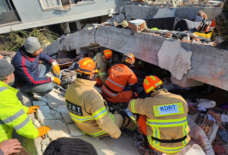 为境外公民和遇难国民提供人道主义救援，消防厅选出了137名国际救援队员。图为，去年2月，在土耳其强震现场，消防厅国际救援队正在展开救援活动。 图片来源：消防厅