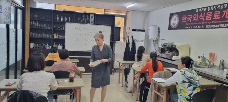 为能让韩国就业及创业的结婚移民者促进职业能力建设，女性家族部运营职业教育培训课程。图为，4月8日，在富川市多元文化家庭支援中心，移民者正在参加咖啡师资格证笔试。图片来源：富川市多元文化家族支援中心