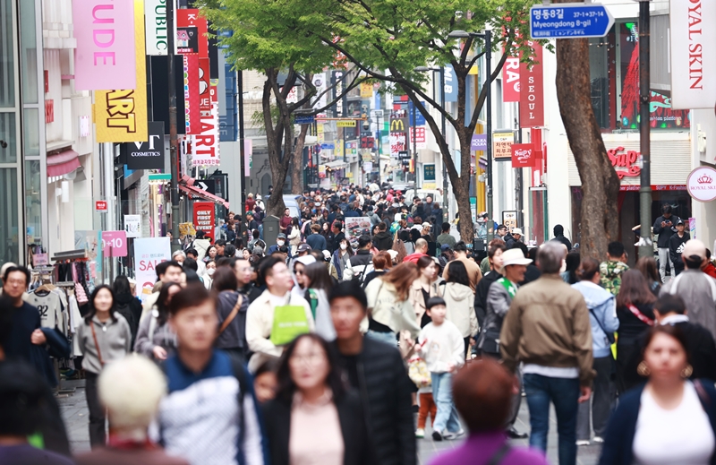 有调查预测称，20年后韩国总人口中外国人的比率将上升至6.9%。图为4月10日，首尔中区明洞街头。图片来源： 韩联社