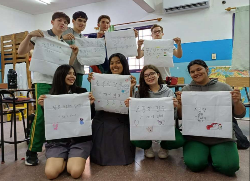 巴拉圭学生在韩文书法课上合影留念。图片来源：教育部 