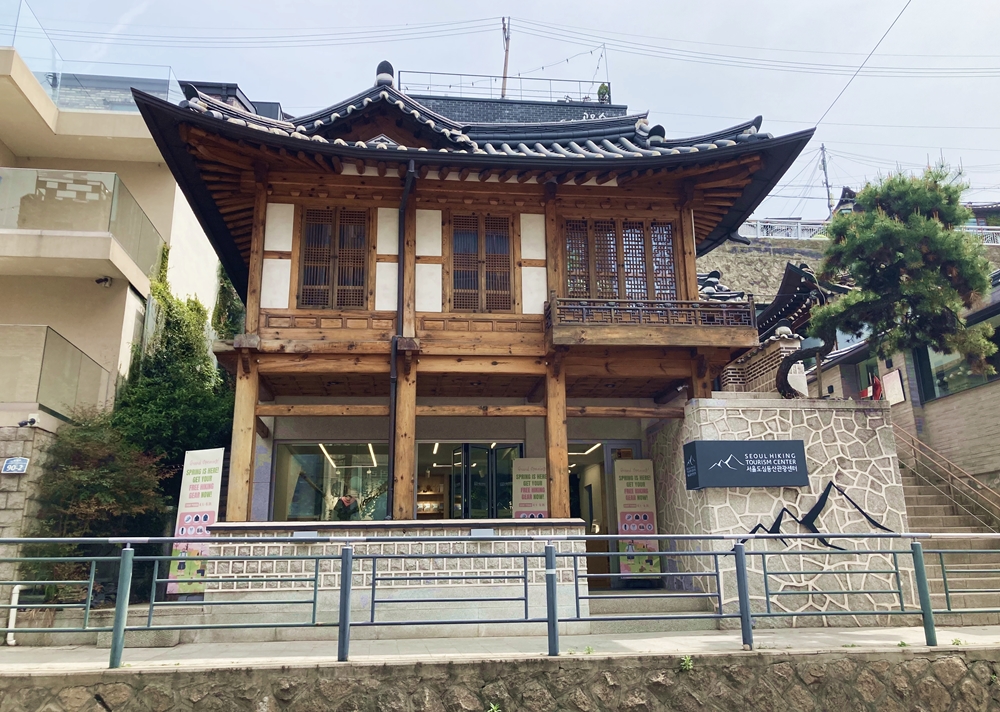 4月18日，位于首尔钟路区三清洞的“首尔北岳山登山观光中心”正式开门营业。韩宣网记者Charles Audouin 摄 