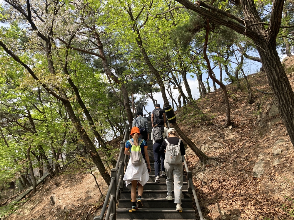 4月12日，游客们正在北岳山登山。这是“首尔北岳山登山观光中心”运营的今年首个登山体验项目。韩宣网记者Charles Audouin 摄