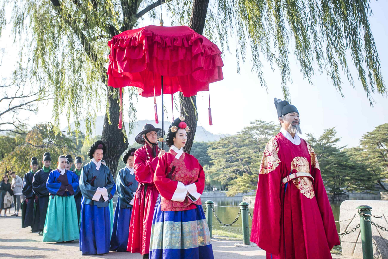 为纪念国家遗产厅的正式成立，文化财厅将于17日，对全国76处国家遗产进行免费对外开放。图为，在首尔钟路区景福宫举行的“王室的散步”活动一景。图片来源：文化财厅
