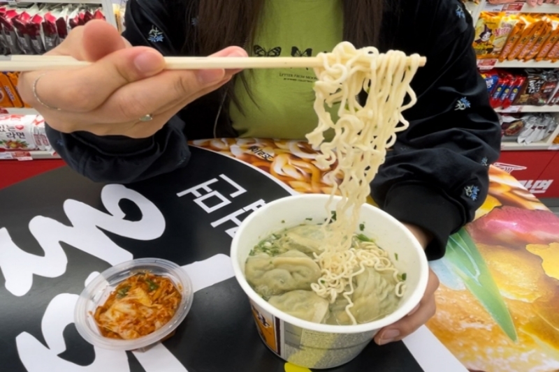 图为记者正与辛奇一同品尝的牛骨汤饺子方便面。韩宣网实习记者金载渊、Kim Lena 摄