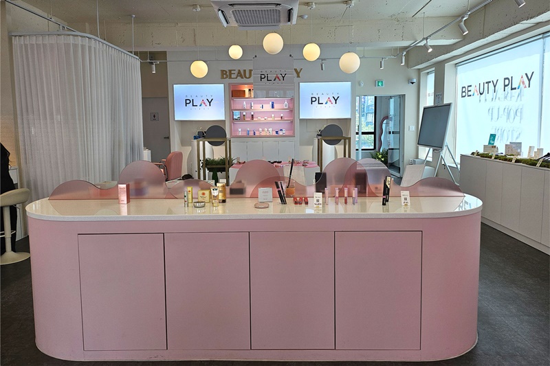 图为展出并介绍韩国中小企业化妆品的“Beauty Play”弘大店。该店二楼陈列着基础化妆品、洁面、洗发水、香水等产品。韩宣网记者Cao Thi Ha 摄