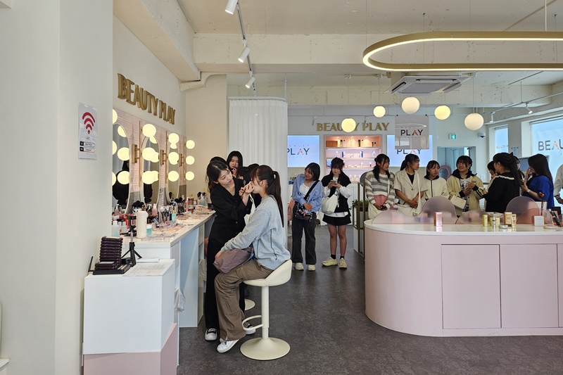 5月9日，来自日本愛媛县立松山东高中的学生们在“Beauty Play”弘大店，进行“个人色彩诊断”后，为体验韩妆正在排队。韩宣网记者Cao Thi Ha 摄
