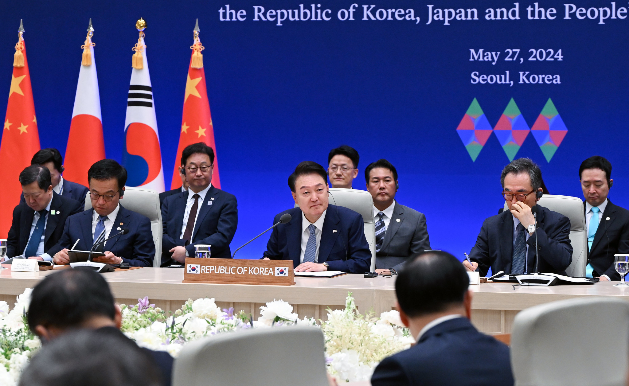 5月27日，在青瓦台迎宾馆举行的第九次韩中日领导人会议上，韩国总统尹锡悦正在听取发言。大韩民国总统室姜旼锡 摄