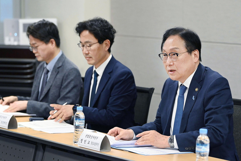 5月24日，在首尔中区大韩商工会议所，产业通商资源部通商交涉本部长（右）郑仁教（音）正在主持第30次通商推进委员会会议。图片来源：产业通商资源部