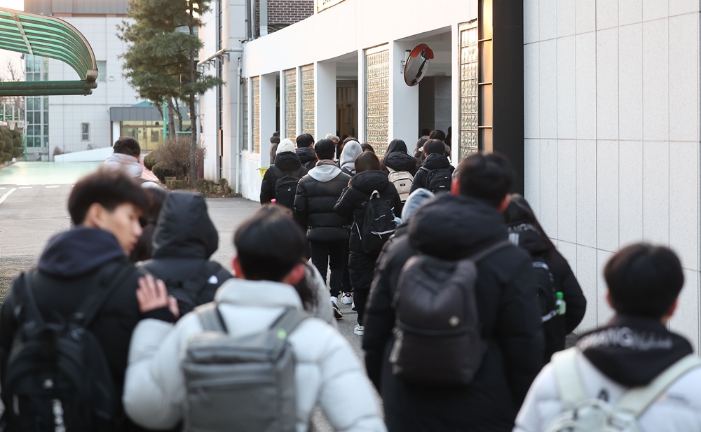 有调查显示，韩国青少年的创意能力位居世界上游水平。图为去年12月，首尔某高中校门前正在进入校门的学生们。图片来源：韩联社