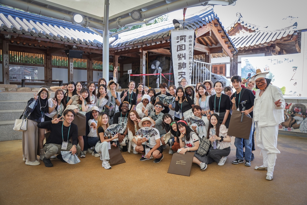 去年9月9日，在安东河回村举行的“2023全球文化企划团活动”上， 参加活动的团员们观看河回别神巫俗假面游戏后合影留念。图片来源：韩国国籍文化交流振兴院