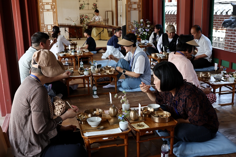 27일 오전 서울 종로구 경복궁 소주방 권역에서 열린 ‘한낮의 시식공감’에서 참석자들이 궁중음식을 체험하고 있다. 