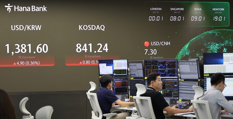 图为7月1日，位于首尔中区的韩亚银行总行交易厅。从当天开始，韩国外汇市场收盘时间将延长至凌晨2点，比原本延长10小时30分钟。图片来源：韩联社